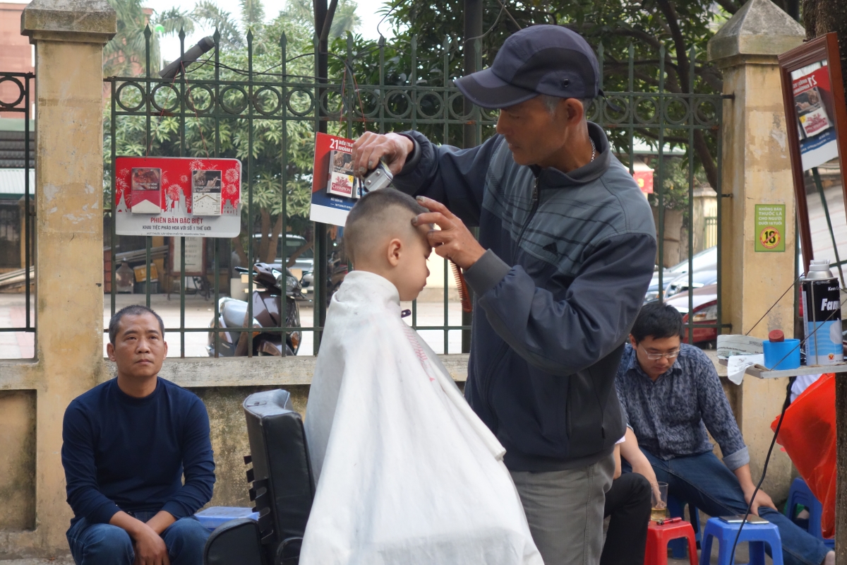 観光客にはベトナム名物 ハノイの路上床屋で散髪を体験してみた ハノイの観光まとめサイト ウォーキングハノイ ハノイの観光まとめサイト ウォーキングハノイ