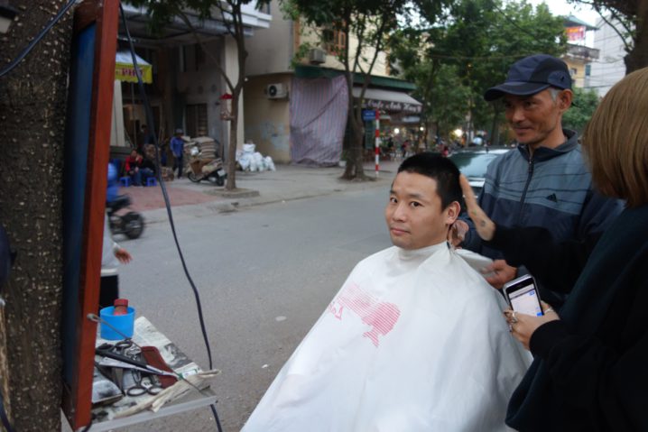 観光客にはベトナム名物 ハノイの路上床屋で散髪を体験してみた ハノイの観光まとめサイト ウォーキングハノイ ハノイの観光まとめサイト ウォーキングハノイ